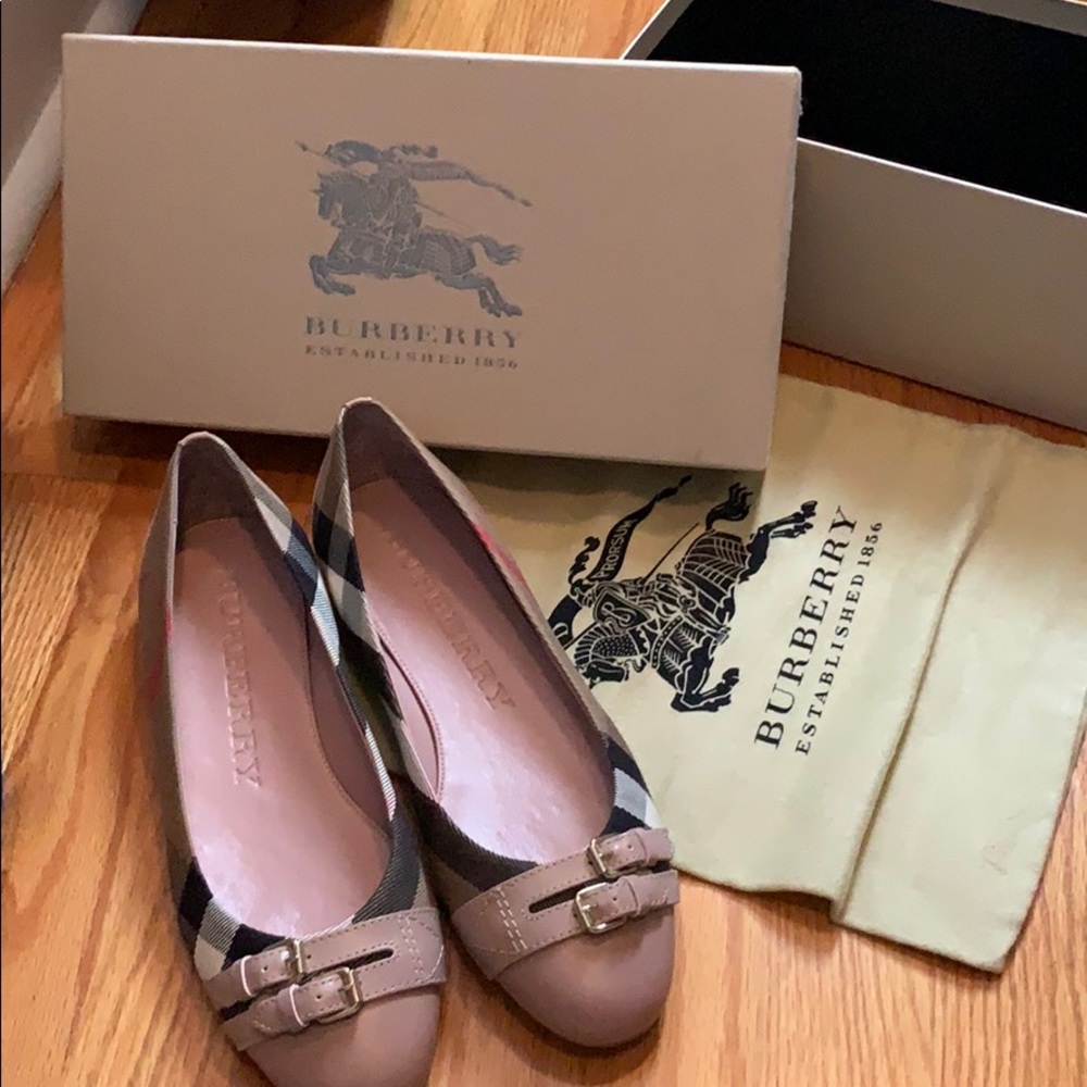 Woman’s Burberry flats